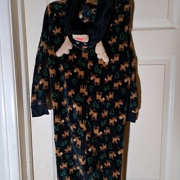 Only boys Red nose reindeer one Piece night suit size large - Picture 6 of 9